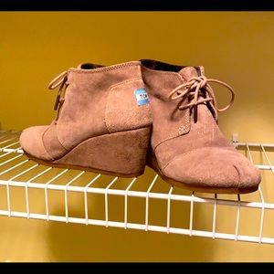 Toms suede booties